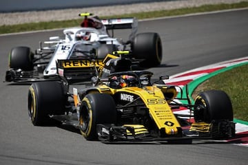 Carlos Sainz (Renault) y Charles Leclerc (Alfa Romeo Sauber), durante el GP de España de F1 en la temporada 2018.
