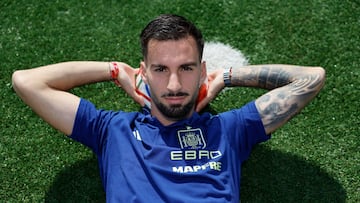 LAS ROZAS (MADRID), 12/10/2025.- El centrocampista de la selección y del Atlético de Madrid Álex Baena posa durante la entrevista que ha concedido a la agencia EFE en Madrid en la Ciudad del Fútbol de Las Rozas (Madrid). Baena está en la cresta de la ola en su carrera. Fichaje estrella del Atlético de Madrid y un fijo de la selección española con Luis de la Fuente tras ser campeón de la Eurocopa 2024. Apenas un año antes de tocar el cielo, pensó en dejarlo todo. "El psicólogo me hizo salir de esos pensamientos". EFE/ Mariscal