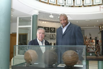 Ferrándiz con Audie Norris, exjugador del Barcelona, en la exposición de la Fundación Ferrándiz. 

 