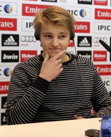 Martin Odegaard, nuevo centrocampista del Real Madrid, durante la rueda de prensa de su presentación oficial hoy como jugador blanco