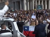 El Papa León XIV ve una bandera chilena, se detiene y esto ocurre: la escena da la vuelta al mundo
