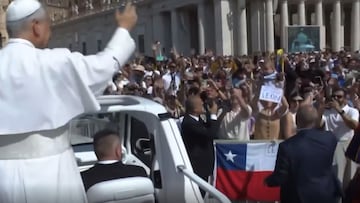 El Papa León XIV ve una bandera chilena, se detiene y esto ocurre: la escena da la vuelta al mundo