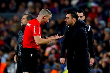 El colegiado gallego, Iglesias Villanueva, pide calma al entrenador del Barcelona, Xavi Hernández. 
 