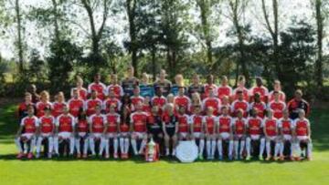 Las jugadoras del Arsenal Ladies posan con el primer equipo masculino. 