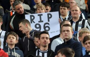 Un joven aficionado al fútbol sostiene un cartel para conmemorar el 25 Aniversario de la Hillsborough. urante el partido de Inglés Premier League entre el Stoke City y el Newcastle United en el Estadio Britannia en Stoke on Trent 