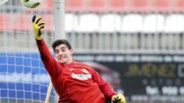 ACROBÁTICO. Courtois se emplea a fondo durante un entrenamiento con el Atlético.