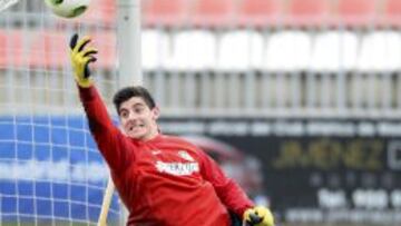 ACROB&Aacute;TICO. Courtois se emplea a fondo durante un entrenamiento con el Atl&eacute;tico.
 