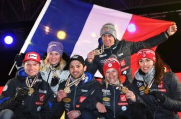 Francia medalla de oro. Julien Lizeroux, Tessa Worley, Alexis Pinturault, Adeline Baud Mugnier, Mathieu Faivre and Nastasia Noens.