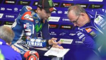 Lorenzo habla con Forcada en el box.