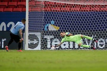 El equipo de Reinaldo Rueda derrotó a Uruguay en penales y avanzó a la siguiente ronda del torneo continental. David Ospina, la gran figura en Brasilia.