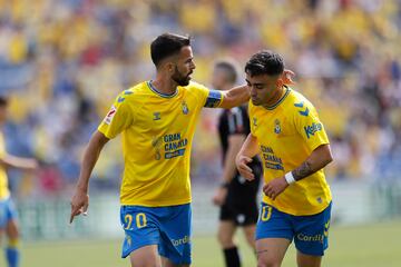 Kirian Rodríguez y Alberto Moleiro, en el partido frente al Villarreal.