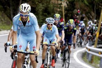 El pelotón durante la salida de la etapa entre Andorra la Vella y Cortals d' Encamp de 138 kilómetros. 