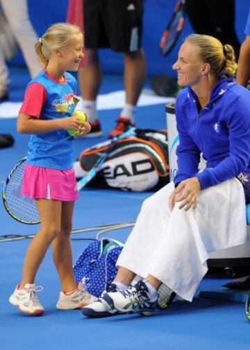 Novak Djokovic, como embajador de ANZ, disputó un 'partido' con la ganadora del concurso ANZ Hot Shots, Anna Obispo, en Melbourne.