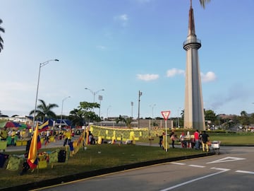 Los aficionados acuden al estadio Hernán Ramírez Villegas para el partido de Colombia frente a Venezuela por la cuarta fecha del Torneo Preolímpico.