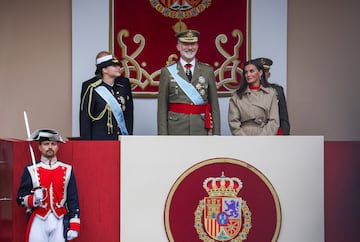 Felipe VI de España, Letizia Ortiz (reina consorte de España) y Leonor de Borbón durante el Desfile de las Fuerzas Armadas.