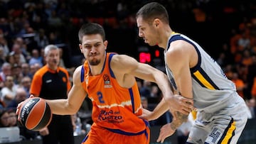 GRAF3905. VALENCIA, 21/11/2019.- El escolta serbio del Valencia Basket Vanja Marinkovic (i) intenta superar a su compatriota Stefan Jovic, del Khimki, durante el partido de la 10ª jornada de la EuroLiga que se disputa este jueves en la Fuente de San Luis. EFE/Miguel Ángel Polo