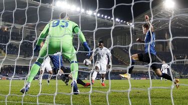 Ocasión de Vinicius contra la Atalanta en la ida de octavos de la Champions League, que la defensa local evita que acabe en gol.