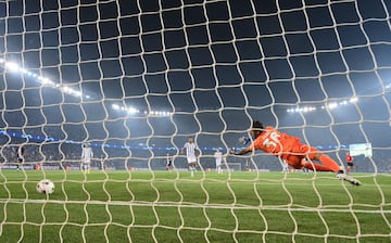 El delantero francés del Paris Saint-Germain, Kylian Mbappe, anota el gol 1-0 contra el portero italiano de la Juventus, Mattia Perin