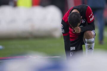 Rafael Márquez llora emocionado tras salir de cambio en su último partido dentro del Estadio Jalisco.