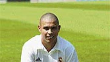 <B>PISÓ EL BERNABÉU</B>. Ronaldo, impactado por el escenario, saludó al público congregado en un Bernabéu que ya aguarda su debut.