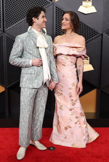Darren Criss y Mia Criss posan en la alfombra roja. 