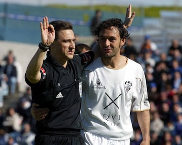 라 만차(La Mancha) 청소년 팀의 가장 위대한 지지자 중 한 명이자 알바세티스타 정서의 상징입니다. 그는 유스팀을 거쳐 훈련을 받았고, 겨우 18세였던 1992/93 시즌에 1군으로 도약했습니다. 그 캠페인에서 그는 스페인 1부 리그에 데뷔한 최연소 선수였습니다. 그는 3시즌 동안 수비 태클을 한 번이나 했다. 