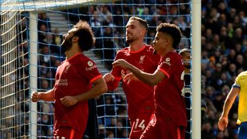 Mohamed Salah, Jordan Henderson y Luis Díaz celebrando un gol de Liverpool en Premier League.