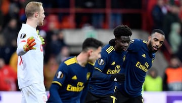 Arsenal&#039;s English striker Bukayo Saka (2L) celebrates with teammate Arsenal&#039;s French striker Alexandre Lacazette (R) after scoring a goal during the UEFA Europa League Group F football match between R. Standard de Liege and Arsenal FC at the Mau