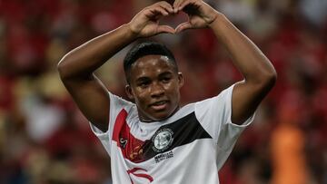 El jugador Endrick celebra durante el partido de beneficencia "Jogo das estrelas" para ayudar la población vulnerable.