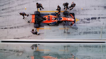 Stoffel Vandoorne y el equipo McLaren durante los test de Abu Dhabi.