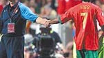 <b>SALUDO FRÍO. </b>Scolari dice que cambió a Figo porque estaba cansado.