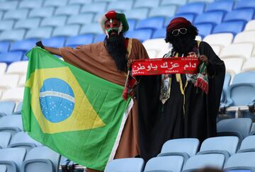 Qatar acogió, del 30 de noviembre al 18 de diciembre, la Copa Árabe de la FIFA, un torneo en el que compiten 16 selecciones del mundo Árabe en el mismo escenario y mismas fechas que el Mundial de 2022. En la imagen, dos aficionados posan con una bandera de Brasil y una bufanda de Omán en el partido que jugaron entre Irak y Omán, en el estadio Al Janoub. 