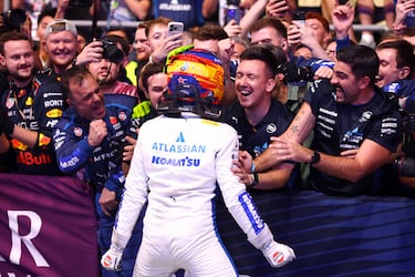 Carlos Sainz consiguió un meritorio podio al quedar tercer por delante de Lando Norris. Verstappen fue el vencedor de la carrera y Piastri, segundo.