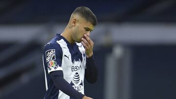 Su &iacute;mpetu lo denot&oacute; tan pronto entr&oacute; a la cancha, pues cometi&oacute; dura entrada en mitad de campo sobre Sergio D&iacute;az.