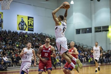 Juan Toscano ataca la canasta en el partido en México vs Puerto Rico del Premundial de Básquetbol