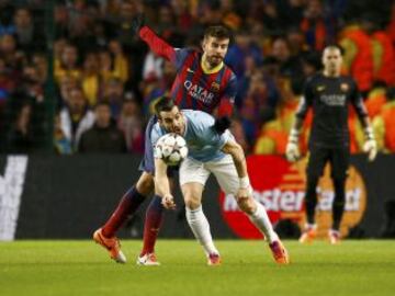 Piqué y Negredo pelean por un balón.