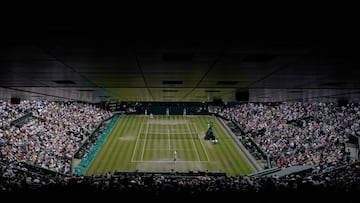 Roger Federer y Novak Djokovic, durante la final de Wimbledon 2019.