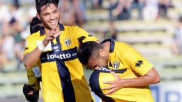 . Parma (Italy), 10/05/2015.- Parma&#039;s Cristobal Jorquera (R) celebrates with his teammates after scoring the 2-1 lead during the Italian Serie A soccer match between Parma FC and SSC Napoli at Ennio Tardini Stadium in Parma, Italy, 10 May 2015. (Italia) EFE/EPA/ELISABETTA BARACCHI