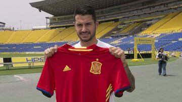 Vitolo posa con la camiseta de la selección en el Estadio de Gran Canaria.