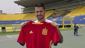 Vitolo posa con la camiseta de la selecci&oacute;n en el Estadio de Gran Canaria. 