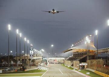 Un avión sobrevuela el Circuito Internacional de Baréin antes del inicio de la carrera. 