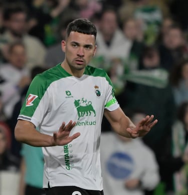 El atacante racinguista hizo el 90 por centro del gol de Andrés Martín. Su amago para descolocar a la defensa dejando pasar la pelota para que rematara Andrés es de una visión de juego y solidaridad únicas.