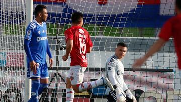 Futbol, Universidad de Chile vs Nublense.
Fecha 18, campeonato Nacional 2022.
El arquero de Universidad de Chile Cristobal Campos, derecha, se lamenta tras el gol de Nublense durante el partido de primera division disputado en el estadio Elias Figueroa de Valparaiso, Chile.
17/07/2022
Andres Pina/Photosport
Football, Universidad de Chile vs Nublense.
18th turn, 2022 National Championship.
Universidad de Chile's goalkeeper Cristobal Campos, right, reacts after Nublense's goal during the first divsion match held at the Elias Figueroa stadium in Valparaiso, Chile.
17/07/2022
Oscar Tello/Photosport