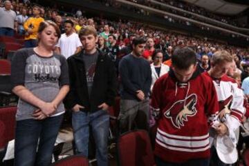 Seguidores antes del encuentro de NHL entre Phoenix Coyotes y San Jose Sharks.