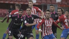 Los jugadores del Sporting de Gij&oacute;n y el Tenerife, durante su partido de la temporada 2020-2021 de LaLiga SmartBank en el Estadio El Molin&oacute;n-Enrique Castro &#039;Quini&#039;.