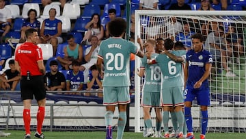 GETAFE, 03/08/2024.- Los jugadores del Atlético de Madrid celebran el primer gol del equipo durante el partido amistoso que Atlético de Madrid y Getafe CF disputan hoy sábado en el Coliseo de Getafe. EFE/JJ Guillén