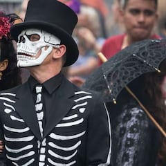 Con catrinas gigantes y disfraces, así fue como James Bond inspiró el desfile de Día de Muertos en CDMX