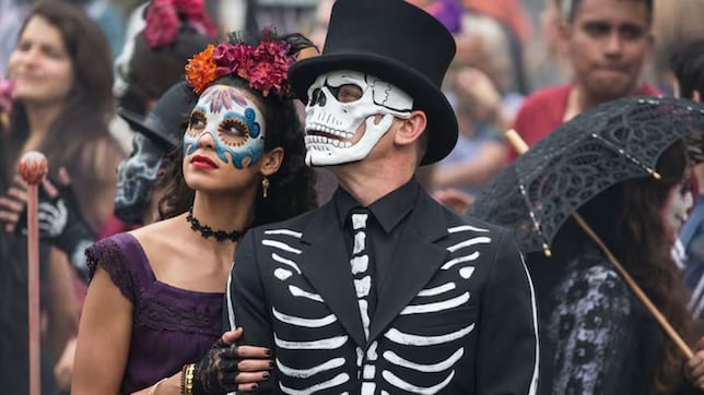 Con catrinas gigantes y disfraces, así fue como James Bond inspiró el desfile de Día de Muertos en CDMX