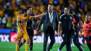 (L-R), Javier Aquino and Robert Siboldi head coach of Tigres during the game Tigres UANL vs Guadalajara, corresponding to first leg match of great final of the Torneo Clausura 2023 of the Liga BBVA MX, at Universitario Stadium, on May 25, 2023.
<br><br>
(I-D), Javier Aquino y Robert Siboldi Director Tecnico de de Tigres durante el partido Tigres UANL vs Guadalajara, Correspondiente al partido de Ida de la Gran final del Torneo Clausura 2023 de la Liga BBVA MX, en el Estadio Universitario, el 25 de Mayo de 2023.