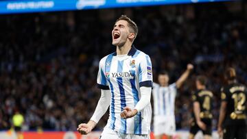SAN SEBASTIÁN, 15/03/2024.- El delantero de la Real Sociedad Arsen Zakharyan celebra tras marcar el segundo gol ante el Cádiz CF, durante el partido de LaLiga disputado este viernes entre ambos clubes en el estadio Reale Aren, en San Sebastián. EFE/Juan Herrero
